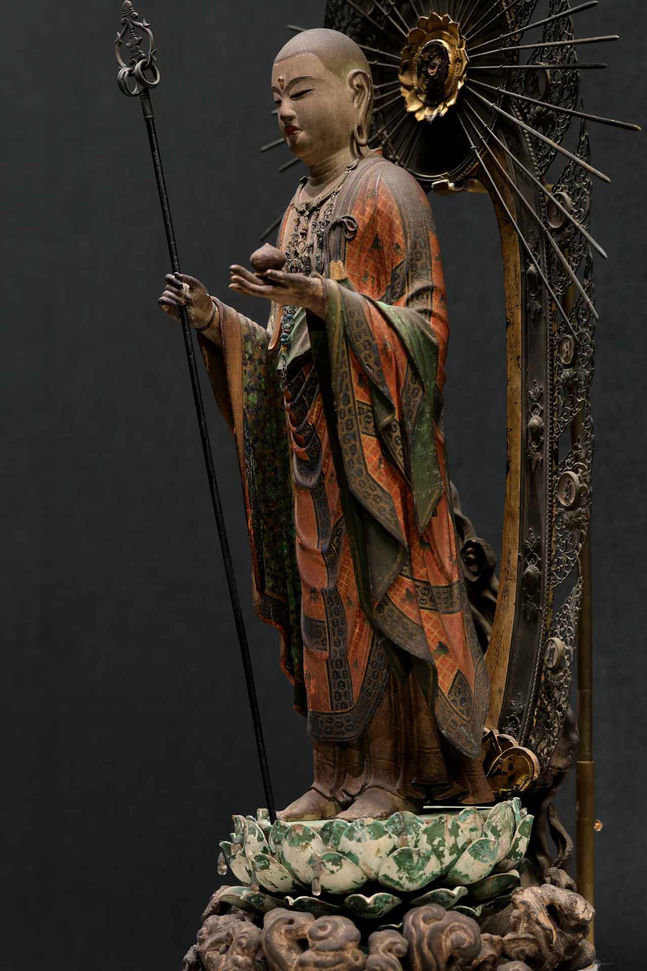 画像: 快慶 木造地蔵菩薩立像 鎌倉時代・13世紀 藤田美術館 重要文化財 光背の後ろに祥雲の後方にたなびく部分が見える。