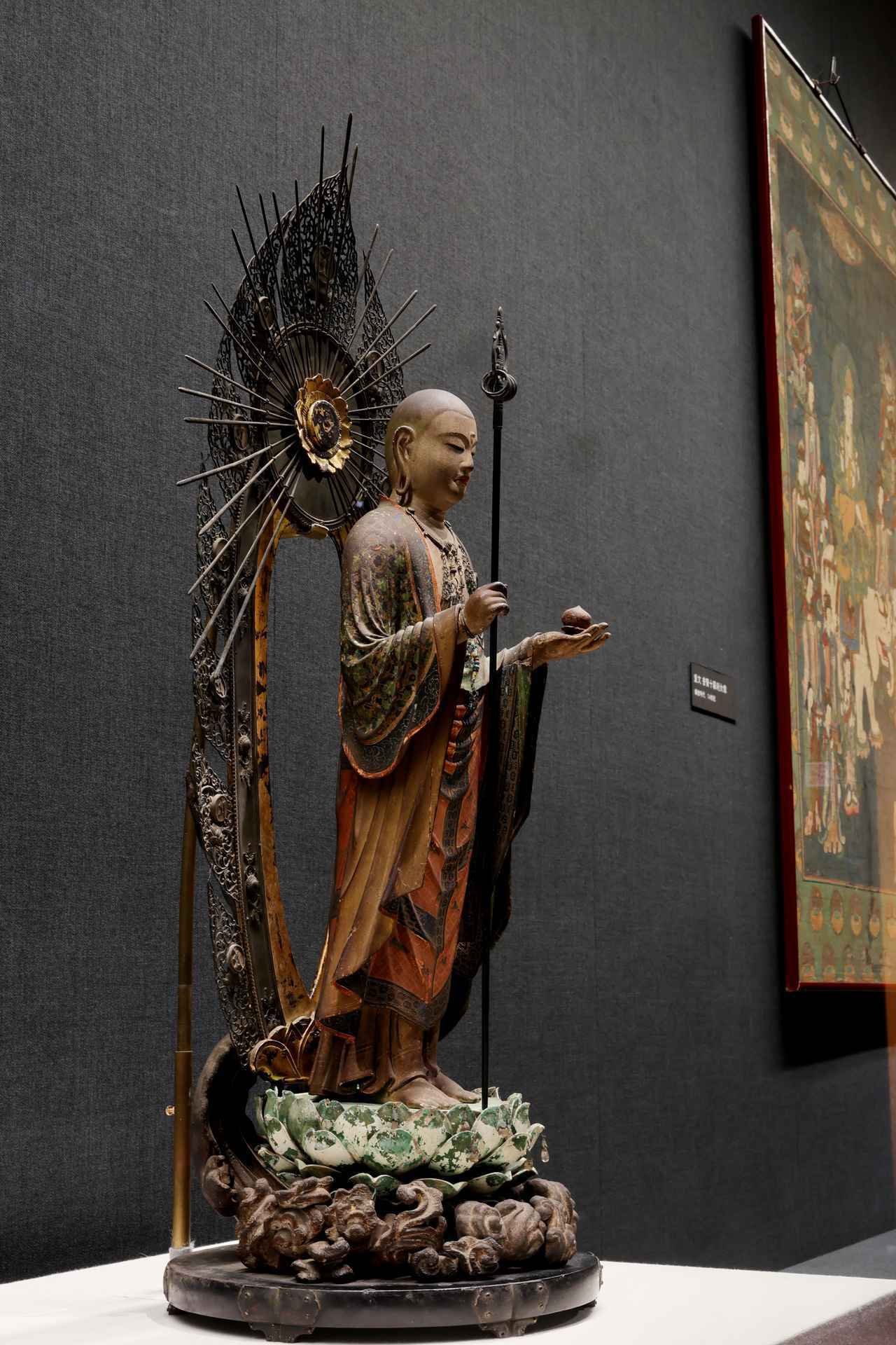 画像: 手前)快慶 木造地蔵菩薩立像 鎌倉時代・13世紀 藤田美術館 重要文化財 奥)普賢十羅刹女像 鎌倉時代・14世紀 藤田美術館 重要文化財