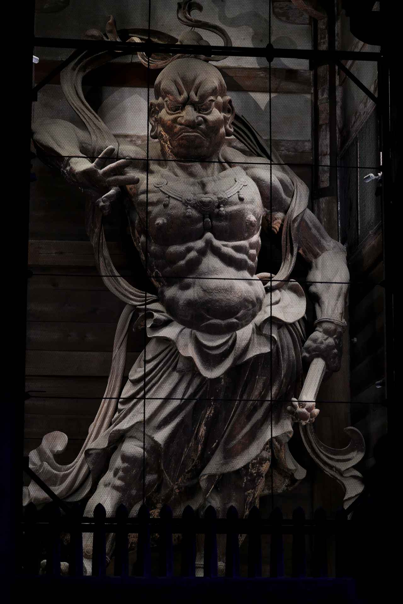 画像: 上が阿形、下が吽形。高さ8.4m弱の巨像2体がわずか69日間で同寺進行で造像されたと伝わり、修理に伴って取り出された胎内文書から運慶と快慶の他にも運慶の息子の湛慶と、定覚が指揮したことが判明した。