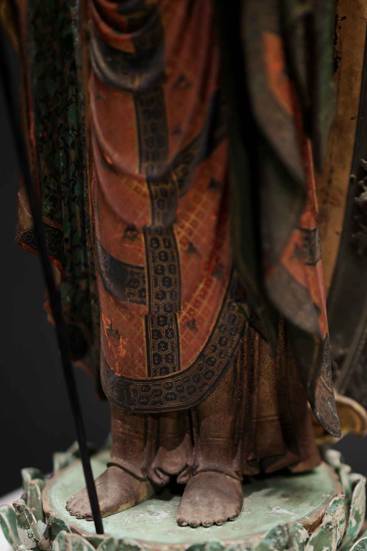 画像: 袈裟の下の衣にもびっしりと截金の文様。足の甲にかかった裾の優雅な曲面の巧みさも、いかにも快慶らしい。