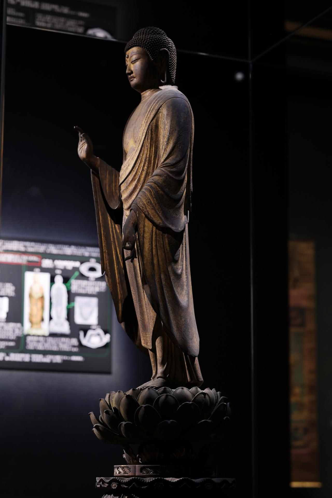 画像: 木造金彩阿弥陀如来立像 鎌倉時代・13世紀 藤田美術館 こちらはほぼ等身大の大きな像