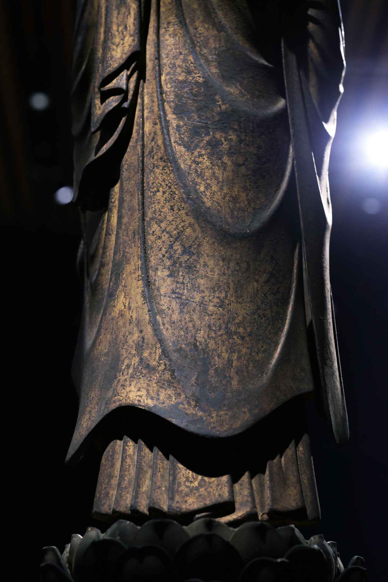 画像: このストレートに処理された左の裾部分や、その下の蛇腹状の衣のつなぎが、研究者によれば快慶らしくない、という。