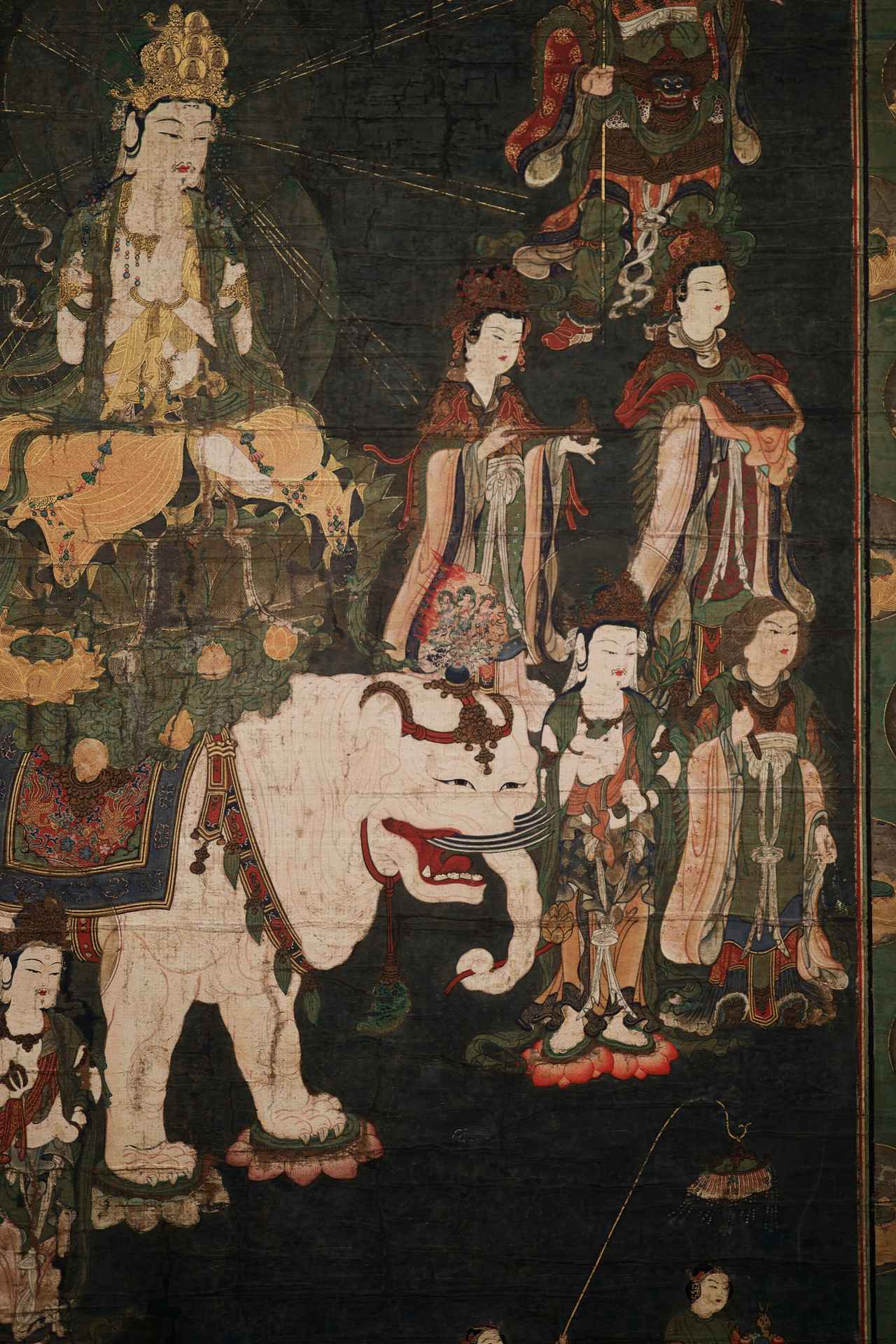 画像: 繊細な截金で飾られた普賢菩薩をはじめ、驚異的に緻密なこの仏画は、貴族か身分の高い武家の女性のために描かれたものだろうか?