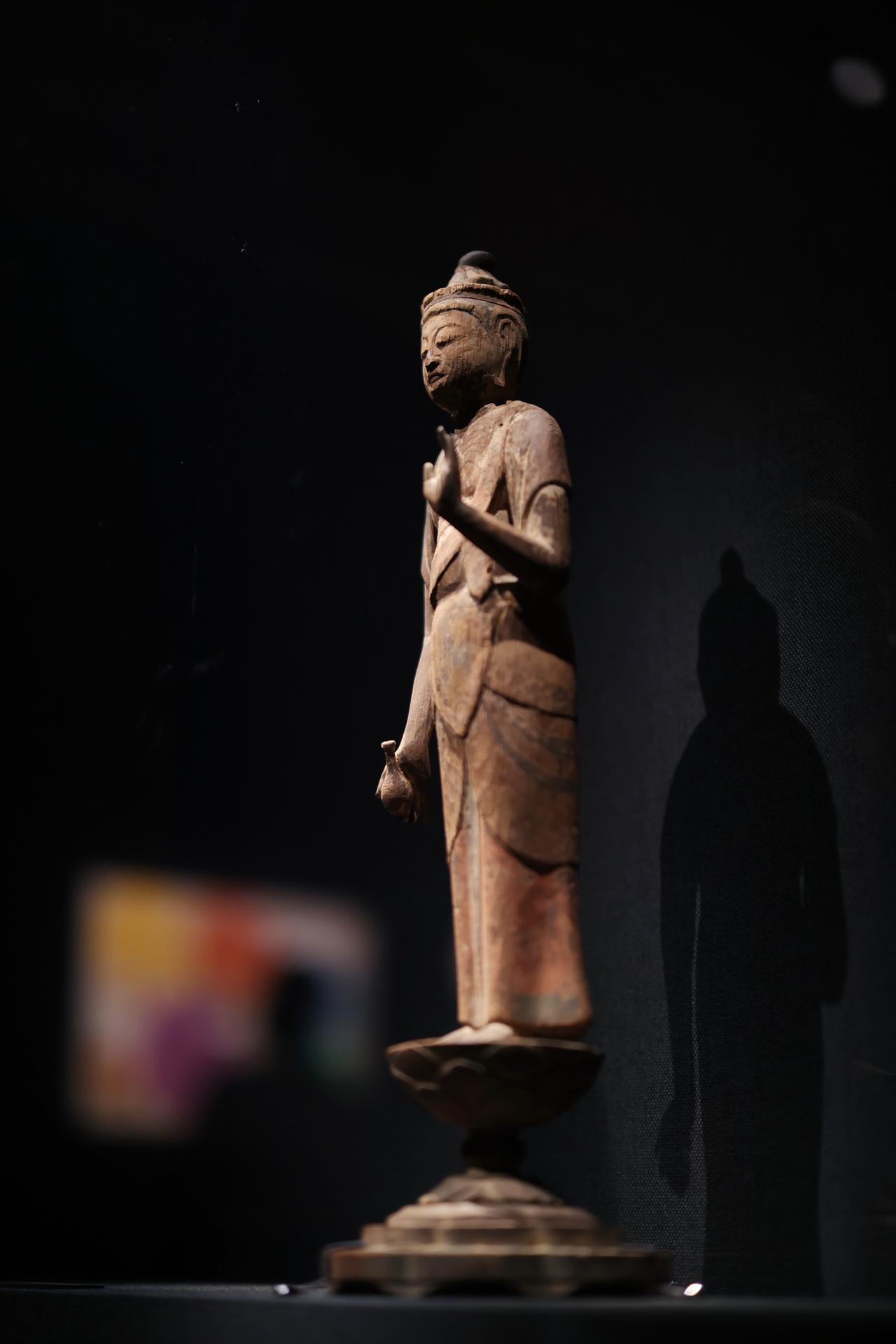 画像: 千体聖観音菩薩立像 50体のうち 平安時代・12世紀 藤田美術館 興福寺北円堂にあって明治の廃仏毀釈で流出した千体仏のうち50体を藤田傳三郎が入手、うち2体を展示 脚の衣に赤い彩色が残っている