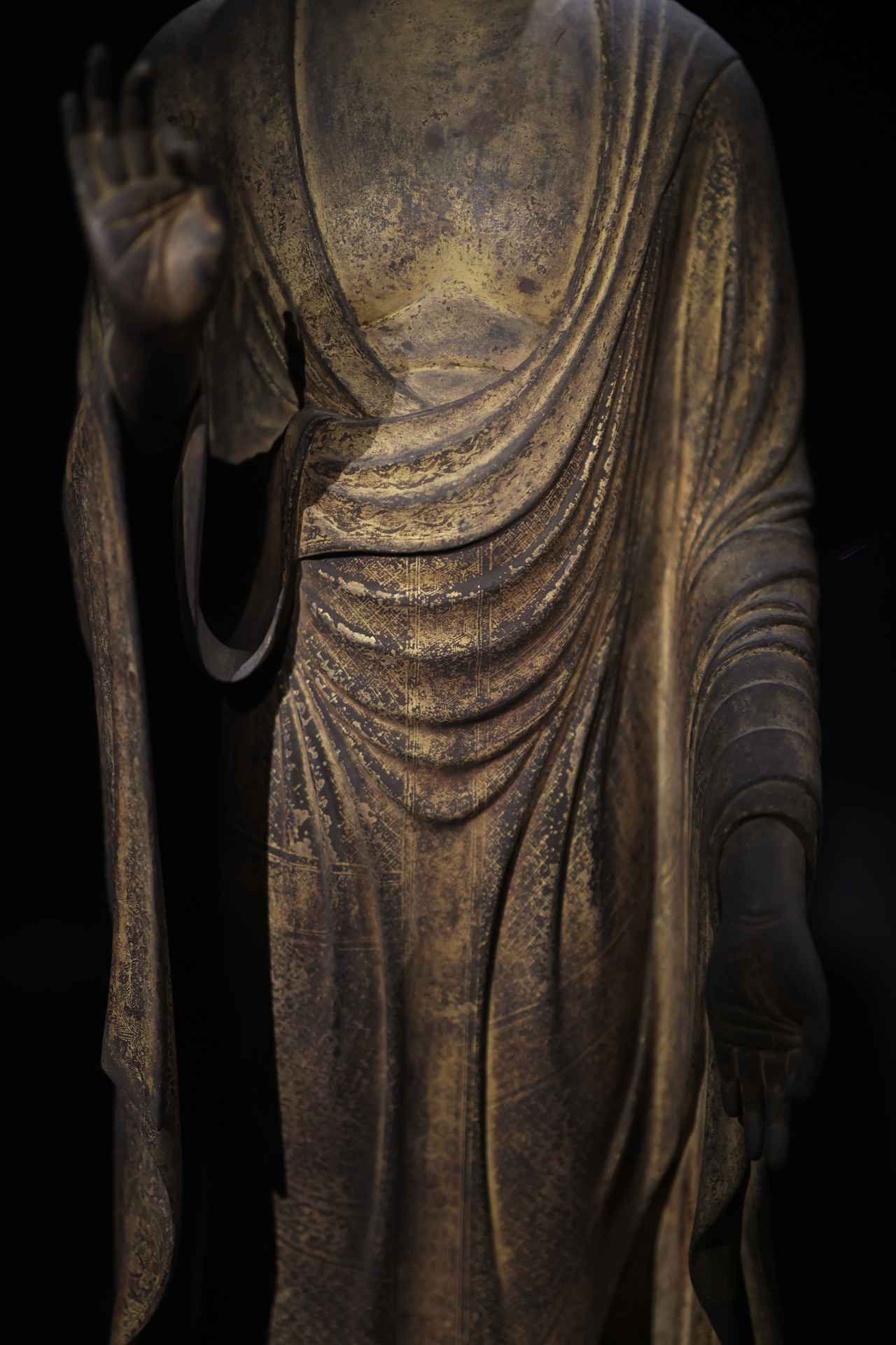 画像: 快慶が完成させた「安阿弥様」と呼ばれる様式の阿弥陀如来の立像の秀作だが、伝来が不明で署名などがないため、作者は分からない。