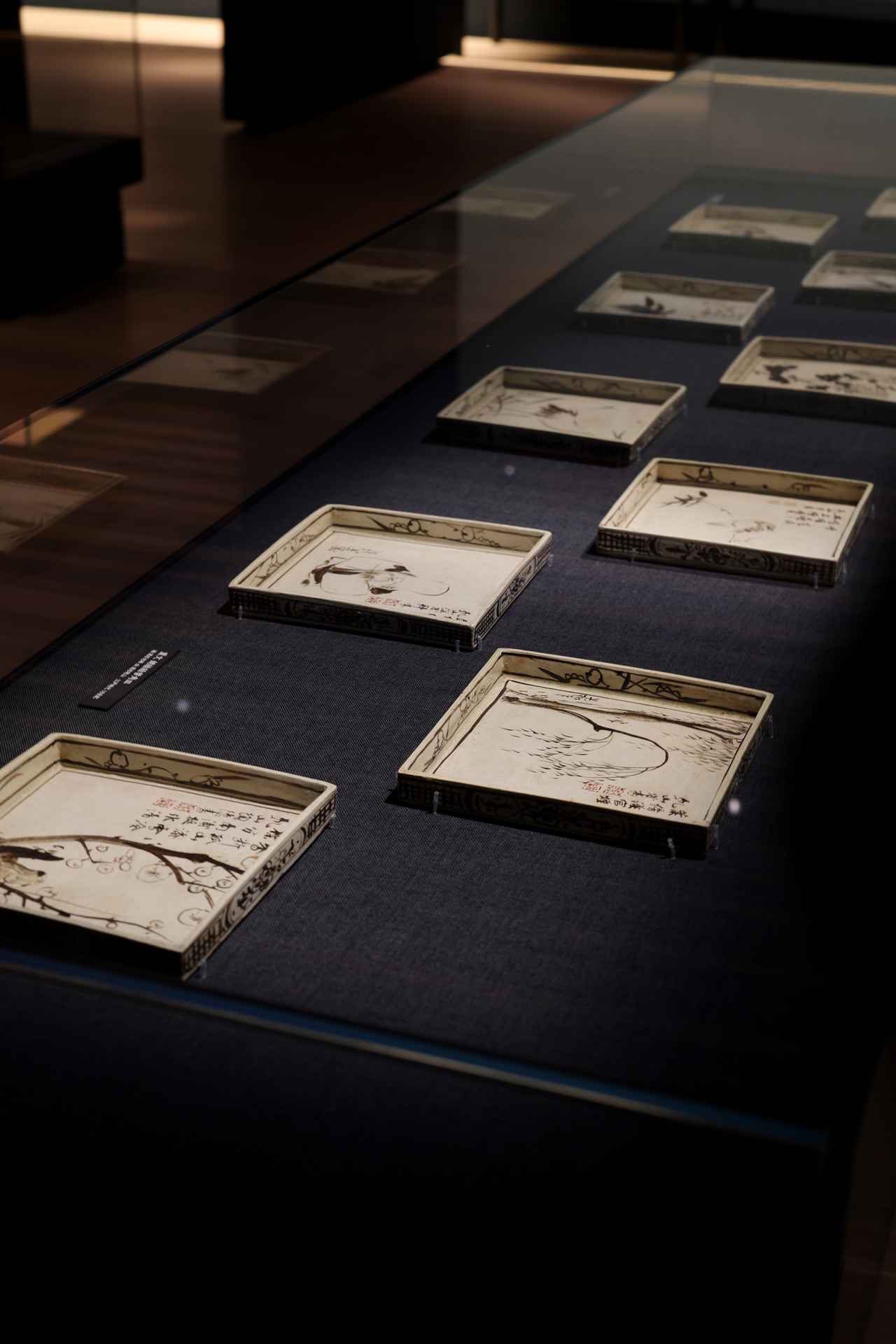 画像: 尾形乾山 作・尾形光琳 絵 銹絵絵替角皿 江戸時代・18世紀 藤田美術館 重要文化財 Exhibition 1 「数」1月31日まで