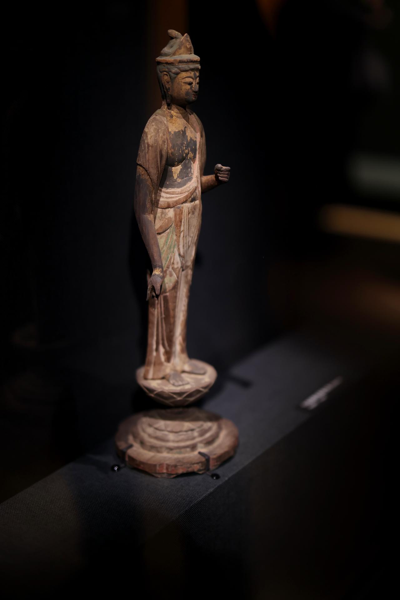 画像: 千体聖観音菩薩立像 50体のうち 平安時代・12世紀 藤田美術館 腰に緑の彩色が残る