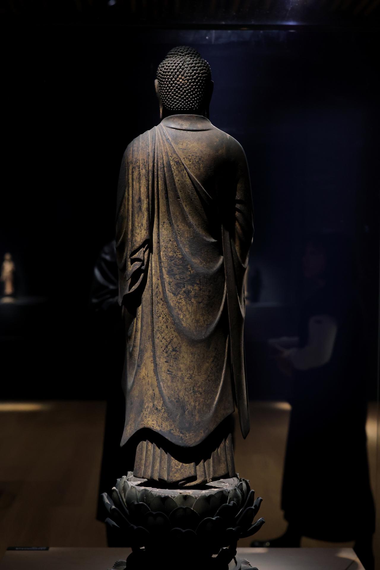 画像: 背面も截金の紋様がびっしり施されている。上衣の左側の裾に、快慶の真作と確定している同様の像では折り返しがあるのが、この像にはない。