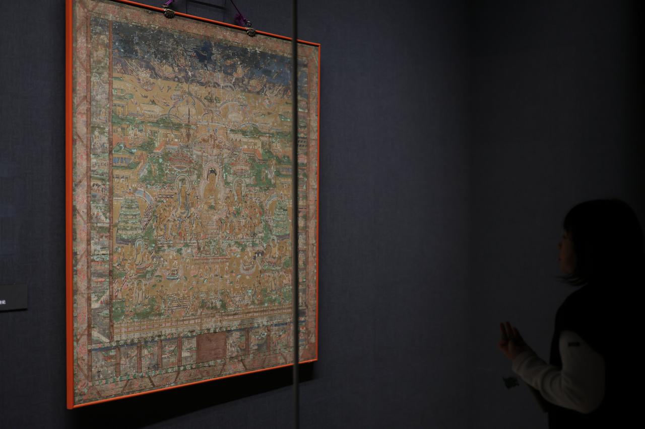 画像: 当麻曼荼羅 鎌倉時代・13~14世紀 藤田美術館 観無量寿経の絵説きで、西方阿弥陀浄土(極楽浄土)の光景を描き、周囲には極楽往生を遂げるための観想の修行のマニュアルと、九段階に分かれる救済のレベルが図解されている