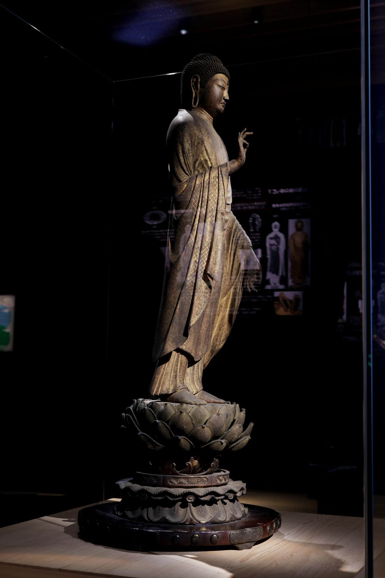 画像: この阿弥陀如来立像も前傾姿勢でこちらは左足を若干踏み出し、蓮台の台座も前方に傾斜している