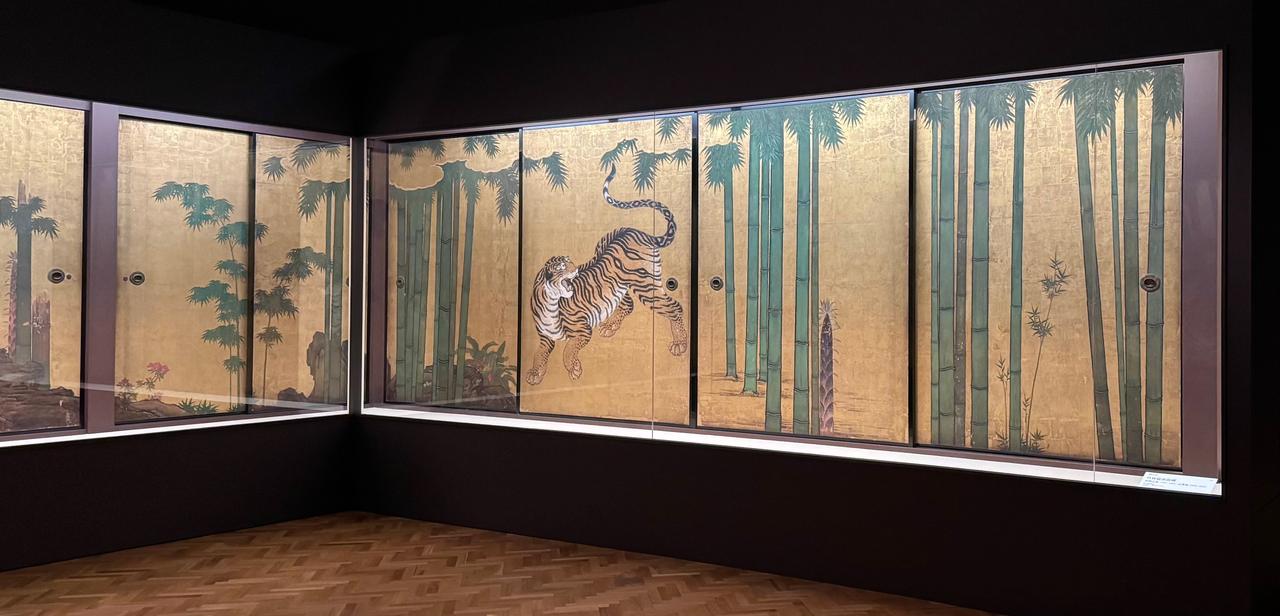 画像: 重要文化財　狩野山楽・山雪《竹林猛虎図襖》（部分）江戸時代　寛永8年（1631）京都・天球院　画像提供：天球院（綴プロジェクト）興祖微妙大師六百五十年遠諱記念特別展「妙心寺　禅の継承」大阪市立美術館　内覧会にて撮影　photo by ©cinefil