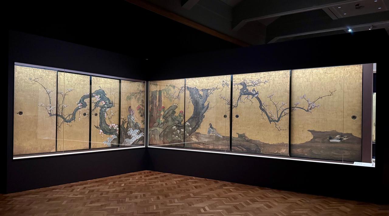 画像: 重要文化財　狩野山楽・山雪《梅花遊禽図襖》江戸時代　寛永8年（1631）京都・天球院　画像提供：天球院（綴プロジェクト）興祖微妙大師六百五十年遠諱記念特別展「妙心寺　禅の継承」大阪市立美術館　内覧会にて撮影　photo by ©cinefil