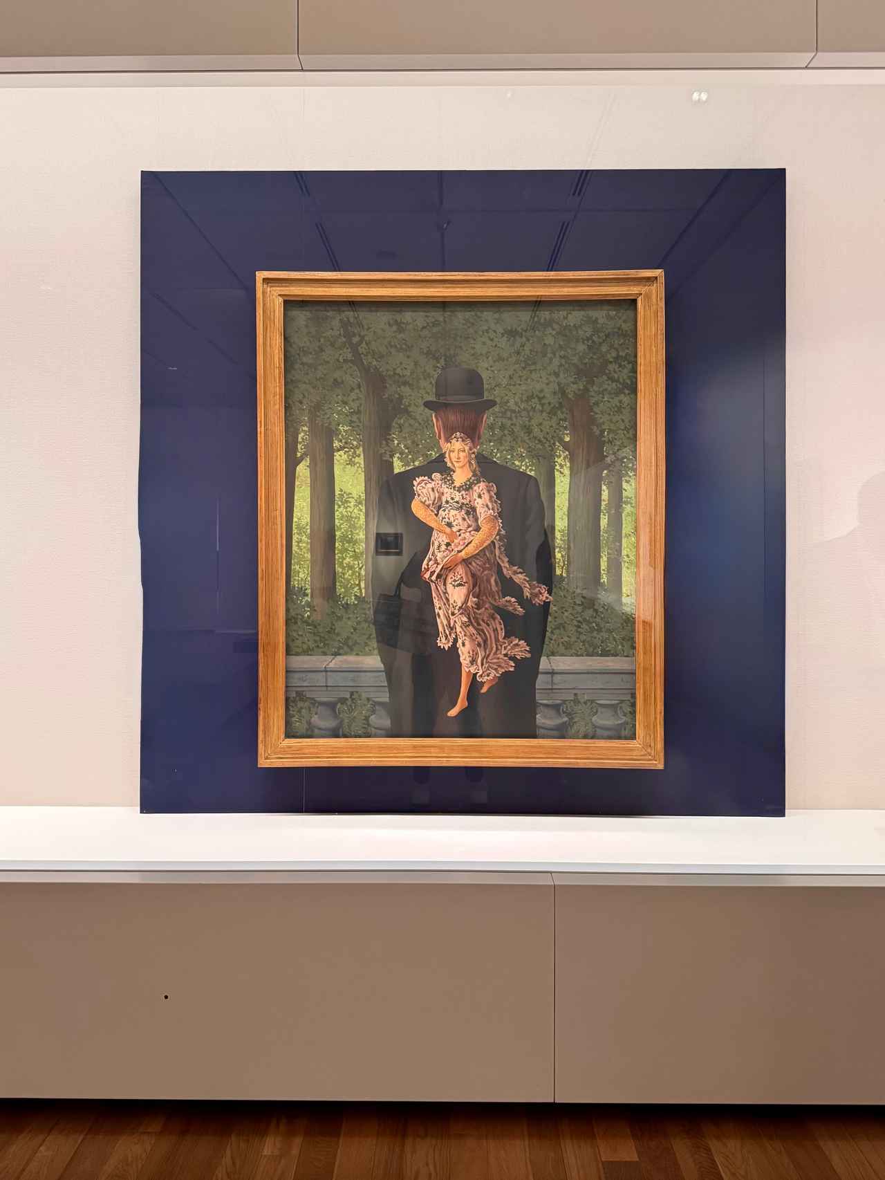 画像: ルネ・マグリット《レディ・メイドの花束》　1957年　大阪中之島美術館　「拡大するシュルレアリスム　視覚芸術から広告、ファッション、インテリアへ」大阪中之島美術館内覧会にて撮影　photo by © cinefil