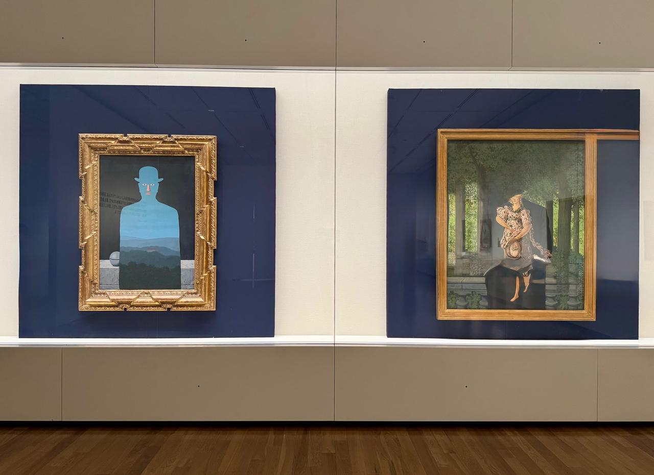 画像: 左：ルネ・マグリット 《王様の美術館》1966年　 横浜美術館　右：ルネ・マグリット《レディ・メイドの花束》　1957年　大阪中之島美術館　「拡大するシュルレアリスム　視覚芸術から広告、ファッション、インテリアへ」大阪中之島美術館内覧会にて撮影　photo by © cinefil