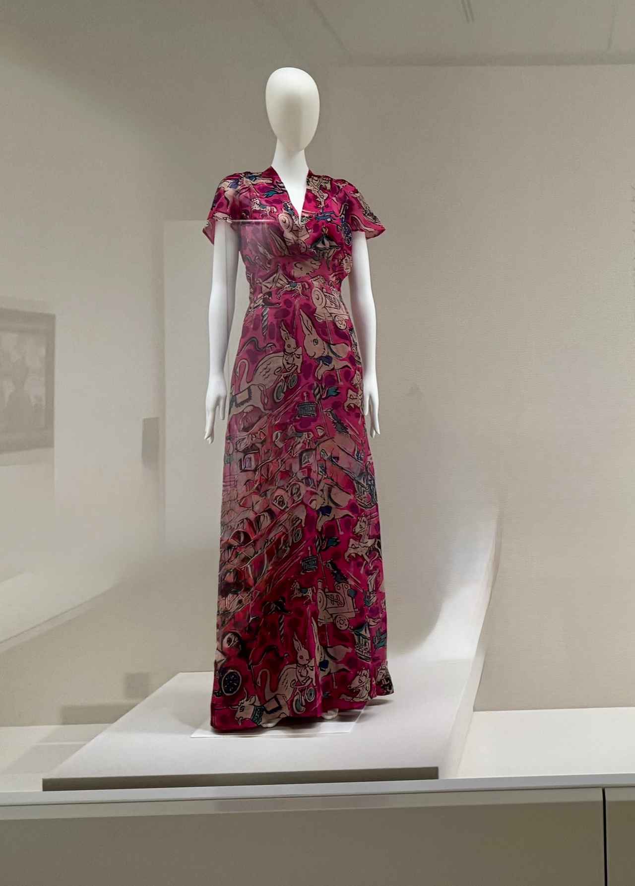 画像: エルザ・スキャパレッリ《イヴニング・ドレス「サーカス・コレクション」》　1938年　島根県立石見美術館　「拡大するシュルレアリスム　視覚芸術から広告、ファッション、インテリアへ」大阪中之島美術館内覧会にて撮影　photo by © cinefil