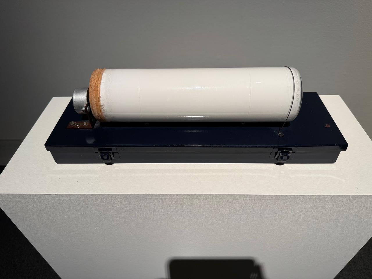 画像: 藤本由紀夫《SUGAR I》1995 年 西宮市大谷記念美術館蔵 ©Yukio Fujimoto 2025年12月19日「セカイノコトワリ―私たちの時代の美術」内覧会にて撮影 photo by © cinefil