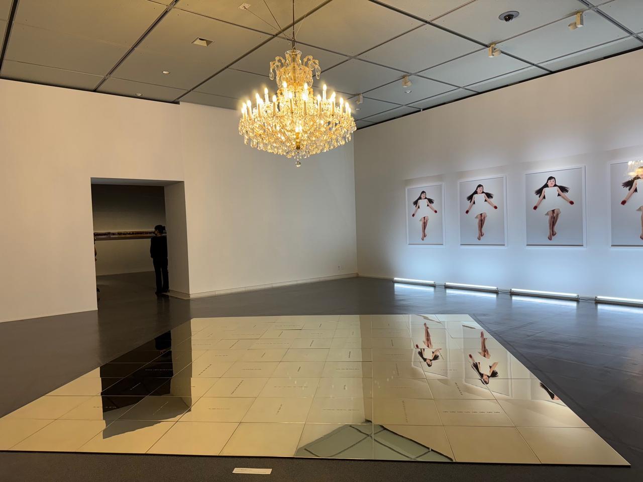 画像: 石原友明《世界。》1996 年 作家蔵©Tomoaki Ishihara 2025年12月19日「セカイノコトワリ―私たちの時代の美術」内覧会にて撮影 photo by © cinefil