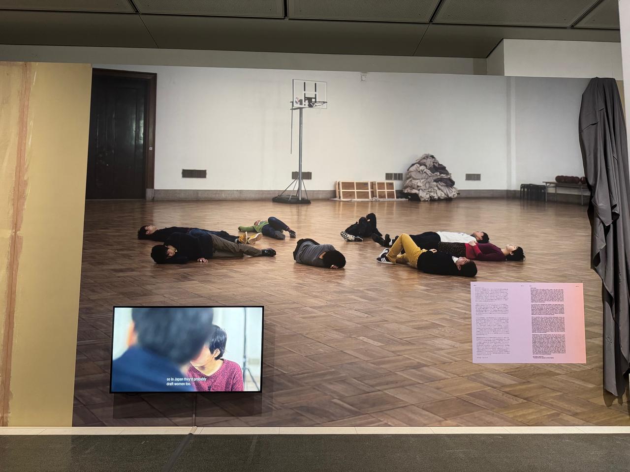 画像: 田中功起 《taggame》 2024年 Commissioned by “The Air We Share” at the Deutsches Hygiene-Museum Dresden (2024–2025) ©Koki Tanaka 2025年12月19日「セカイノコトワリ―私たちの時代の美術」内覧会にて撮影 photo by © cinefil