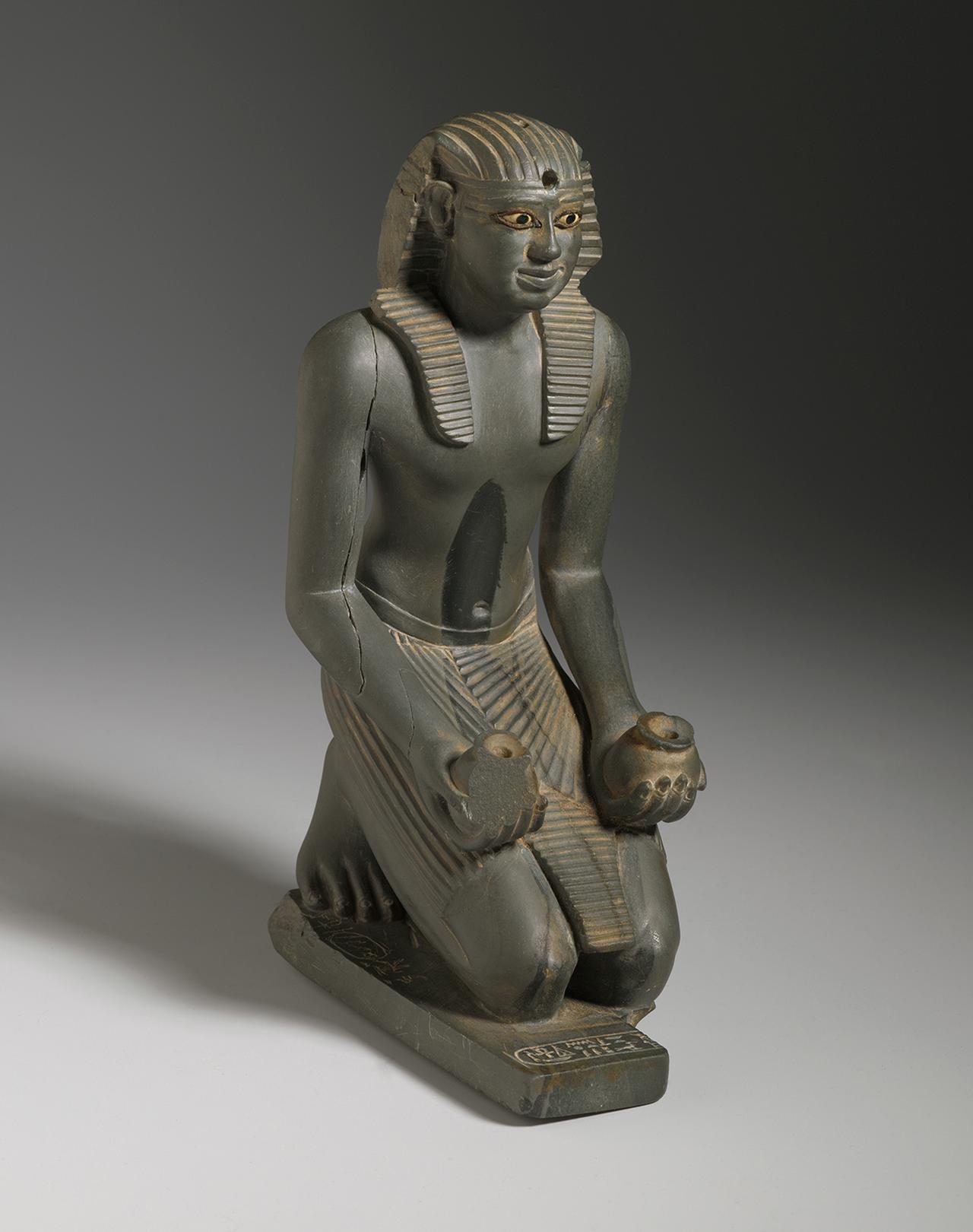 画像: 《ひざまずくペピ１世の小像》前2338～前2298年頃 ブルックリン博物館蔵 Photo: Brooklyn Museum