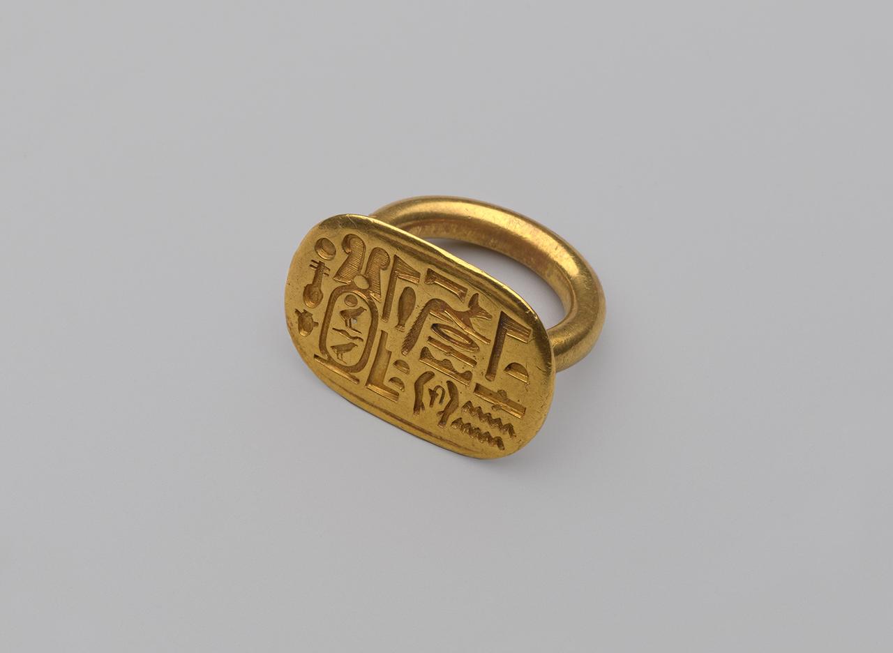 画像: 《クフ王の名前が彫られた指輪》前664～前404年 ブルックリン博物館蔵 Photo: Brooklyn Museum
