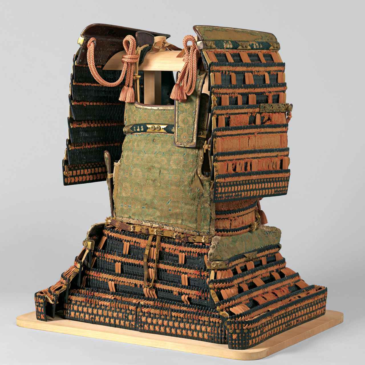 画像: 重要文化財《赤糸威鎧 大袖付》　奈良・長谷寺蔵　［前期展示］