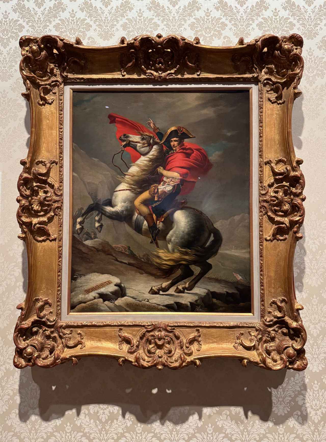 画像: ジャック＝ルイ・ダヴィッドの工房《サン＝ベルナール峠を越えるボナパルト》1805年 　油彩・カンヴァス　東京富士美術館蔵 「西洋絵画400年の旅―珠玉の東京富士美術館コレクション」京都市京セラ美術館　内覧会にて撮影 photo by ©cinefil