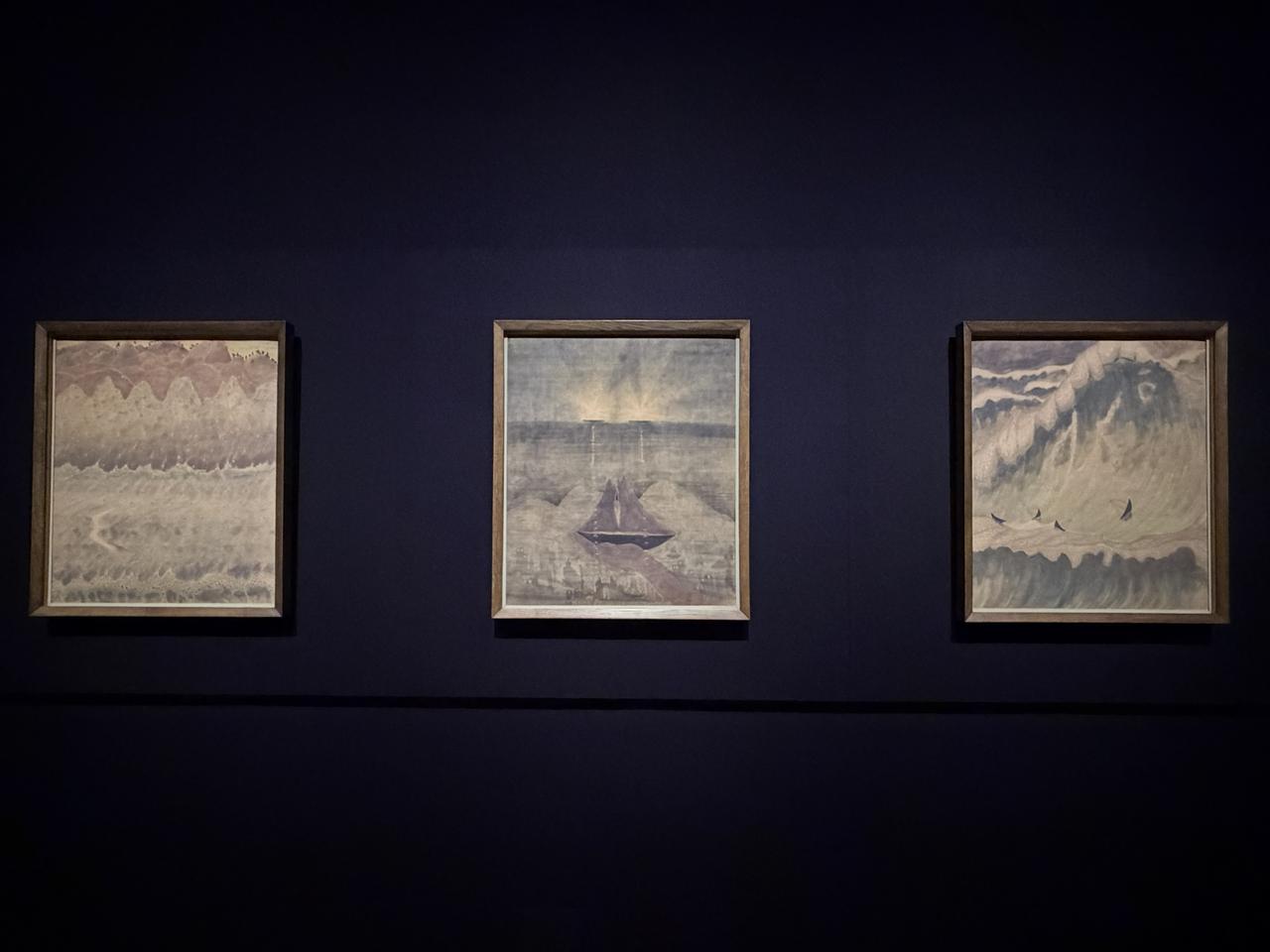 画像: 左:ミカロユス・コンスタンティナス・チュルリョーニス《第5ソナタ(海のソナタ):アレグロ》1908年、テンペラ/紙 中:ミカロユス・コンスタンティナス・チュルリョーニス《第5ソナタ(海のソナタ):アンダンテ》1908年、テンペラ/紙 右:ミカロユス・コンスタンティナス・チュルリョーニス《第5ソナタ(海のソナタ):フィナーレ》1908年、テンペラ/紙 「チュルリョーニス展 内なる星図」国立西洋美術館内覧会にて撮影 photo by © moichi saito