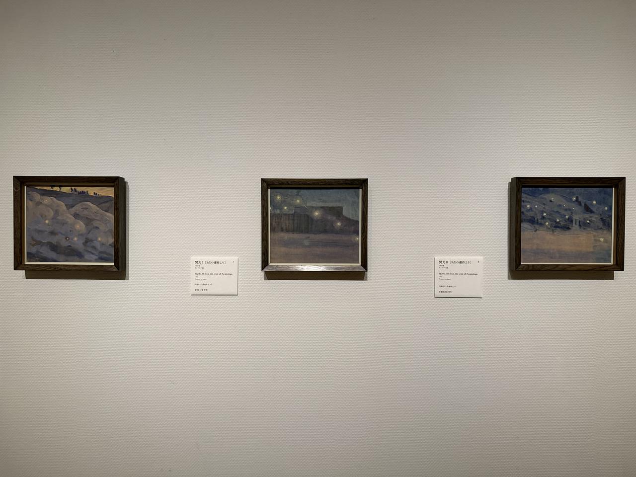 画像: 左:ミカロユス・コンスタンティナス・チュルリョーニス《閃光Ⅰ〔3点の連作より〕》1906年、テンペラ/紙 中:ミカロユス・コンスタンティナス・チュルリョーニス《閃光Ⅱ〔3点の連作より〕》1906年、テンペラ/紙右:ミカロユス・コンスタンティナス・チュルリョーニス《閃光Ⅲ〔3点の連作より〕》1906年、テンペラ/紙「チュルリョーニス展 内なる星図」国立西洋美術館内覧会にて撮影 photo by © moichi saito