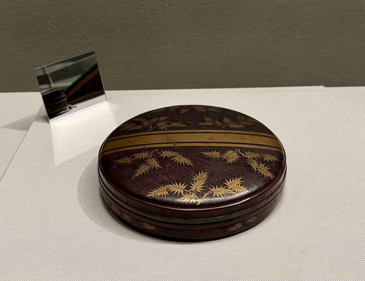 画像: 重要文化財《三引に笹枝散蒔絵鏡箱》　大阪・道明寺天満宮蔵【通期展示】 京都国立博物館　特別展「北野天神」内覧会にて撮影　photo by © cinrfil