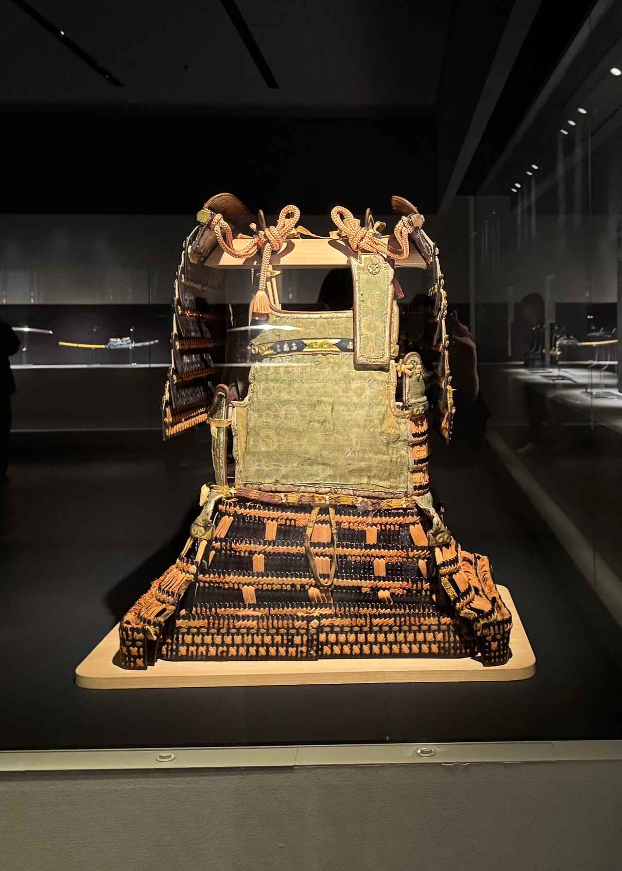 画像: 重要文化財《赤糸威鎧 大袖付》　奈良・長谷寺蔵【前期展示】 京都国立博物館　特別展「北野天神」内覧会にて撮影　photo by © cinrfil