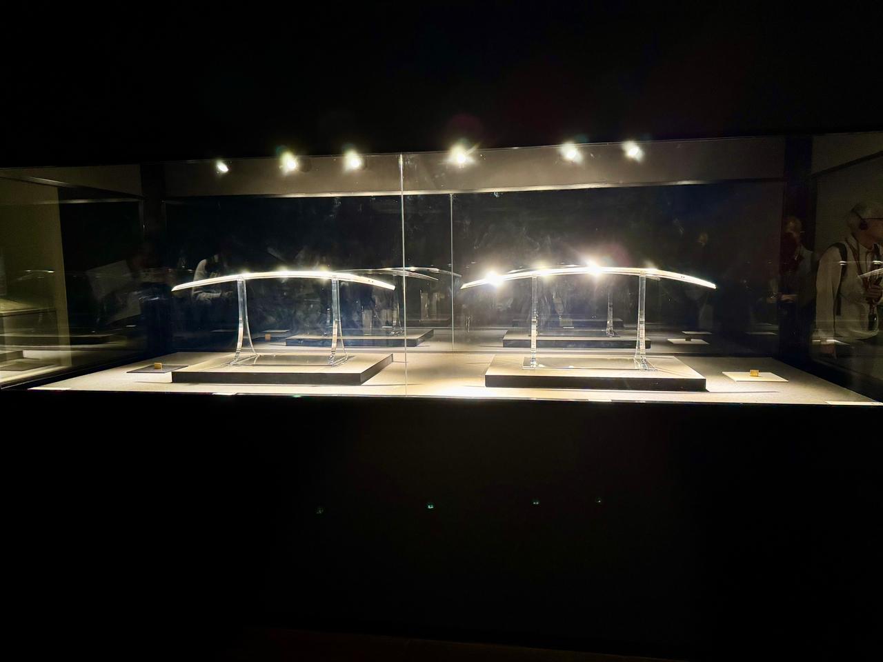 画像: 右：重要文化財《太刀　銘□忠（薄緑・膝丸）》　京都・大覚寺蔵【通期展示】 左：重要文化財《太刀　国綱ト銘ガアル（鬼切丸・髭切）》　京都・北野天満宮蔵【通期展示】 京都国立博物館　特別展「北野天神」内覧会にて撮影　photo by © cinrfil