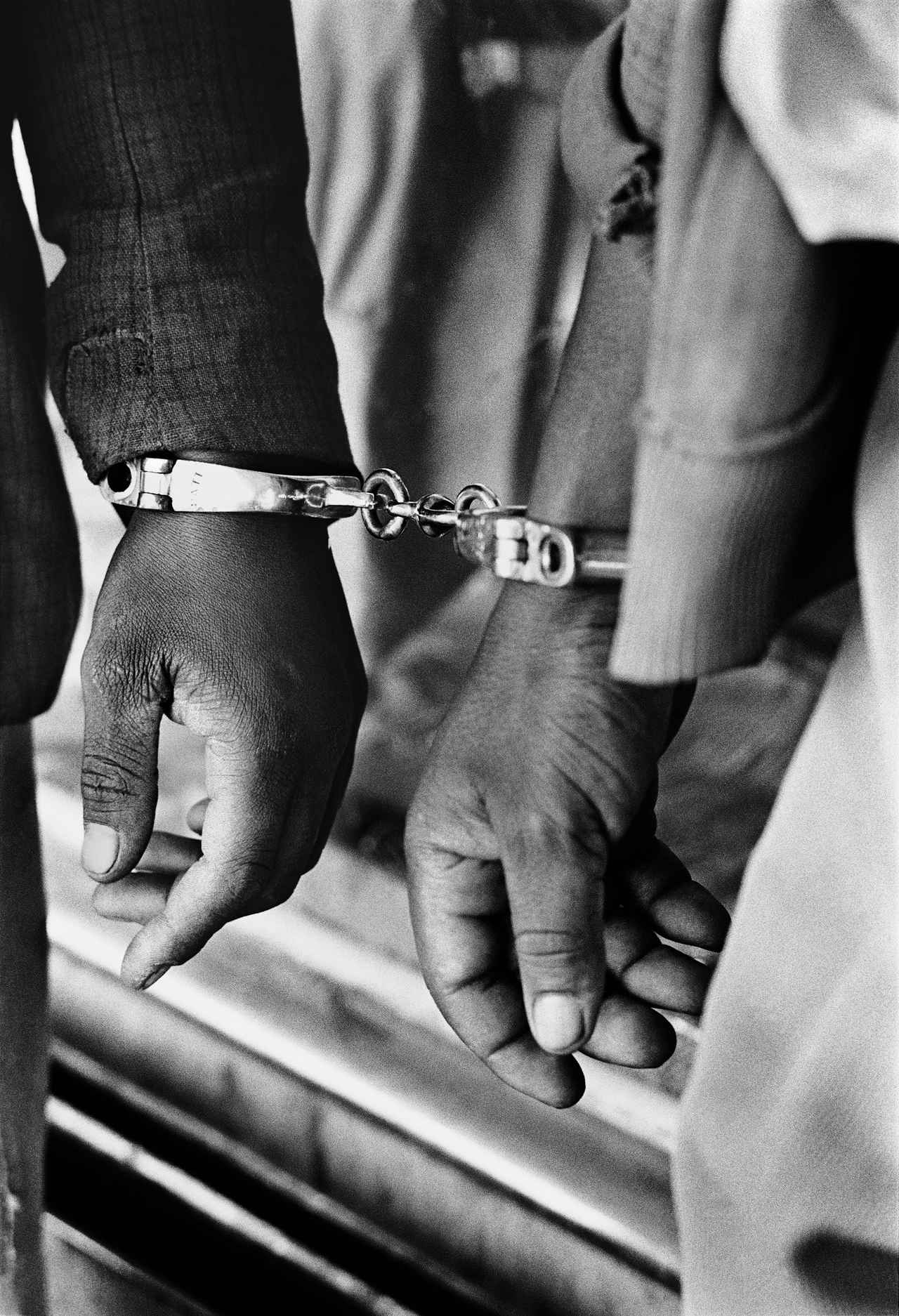 画像: アーネスト・コー ル　House of Bondage｜囚われの地 Handcuffed blacks were arrested for being in a white area illegally, South Africa, 1960s. © Ernest Cole / Magnum Photos