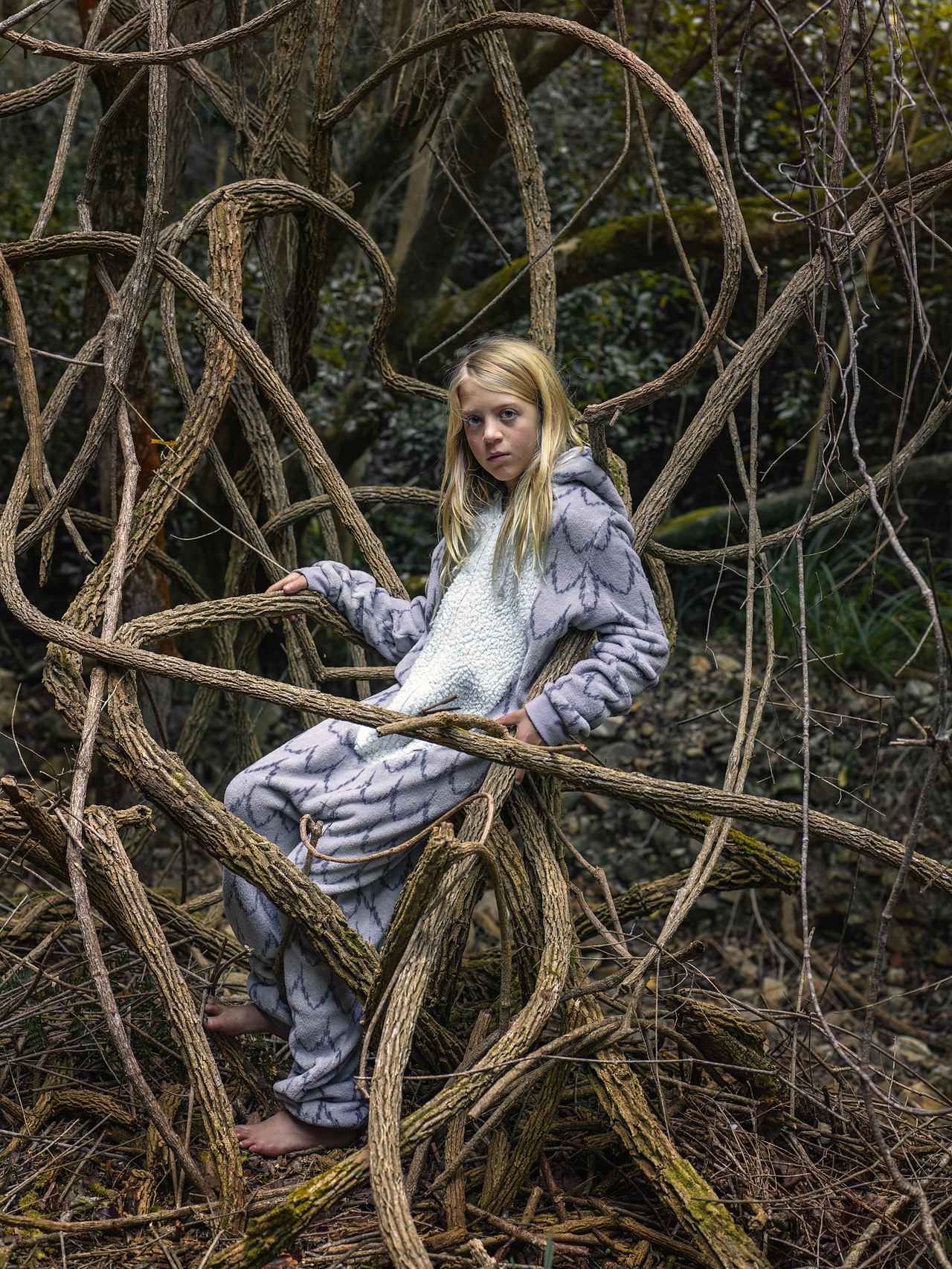 画像: ピーター・ヒューゴ　光が降りそそぐところ Sophie on the winter solstice, Nature’s Valley, 2020 © Pieter Hugo *Sophie on the winter solstice, Nature’s Valley