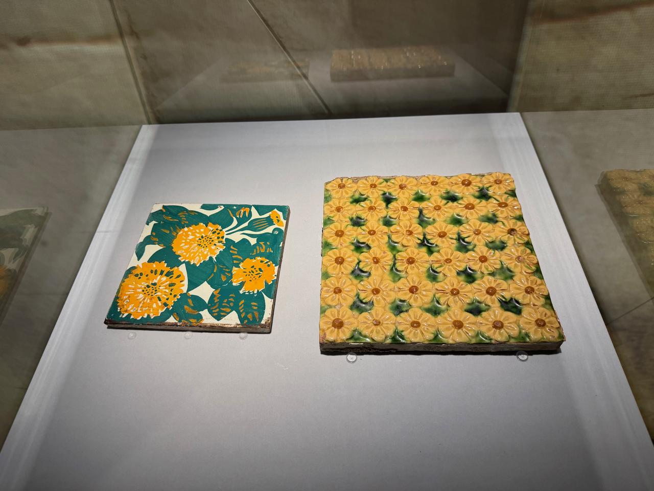 画像: 左：カーネーションのタイル（カサ・ビセンス）　　　　　　　　　　　　　　　　　　　　　　　　　　　右：タイル（花）（カサ・ビセンス）