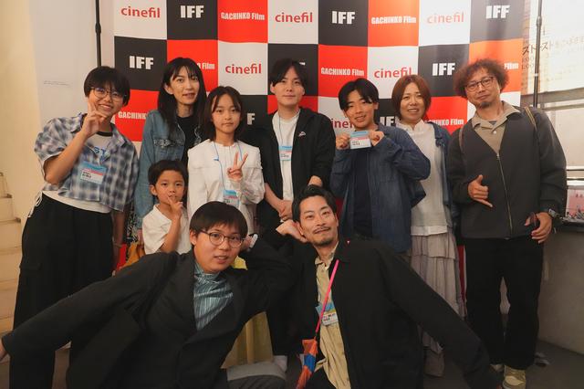画像: 後列　柏木宥音さま / 塩川茉莉さま / 塩川杏珠さま / 岩本崇穂 監督 / 大橋叶和さま