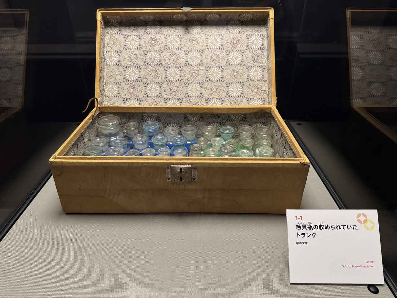 画像: 絵具瓶の収められていたトランク 櫻谷文庫 泉屋博古館東京「ライトアップ木島櫻谷Ⅲ― おうこくの色をさがしに」内覧会にて撮影 photo by © cinefil
