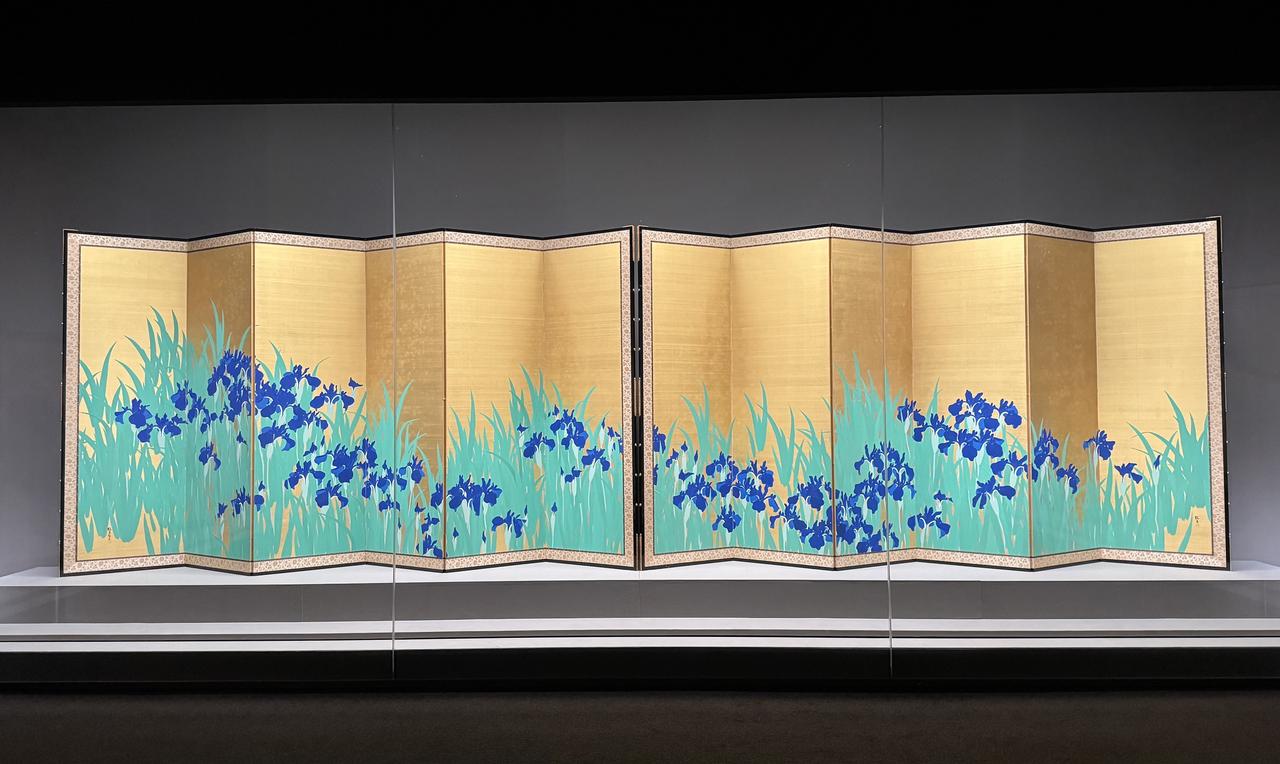 画像: 木島櫻谷《燕子花図》大正6年(1917)泉屋博古館東京【前期展示】 泉屋博古館東京「ライトアップ木島櫻谷Ⅲ― おうこくの色をさがしに」内覧会にて撮影 photo by © cinefil
