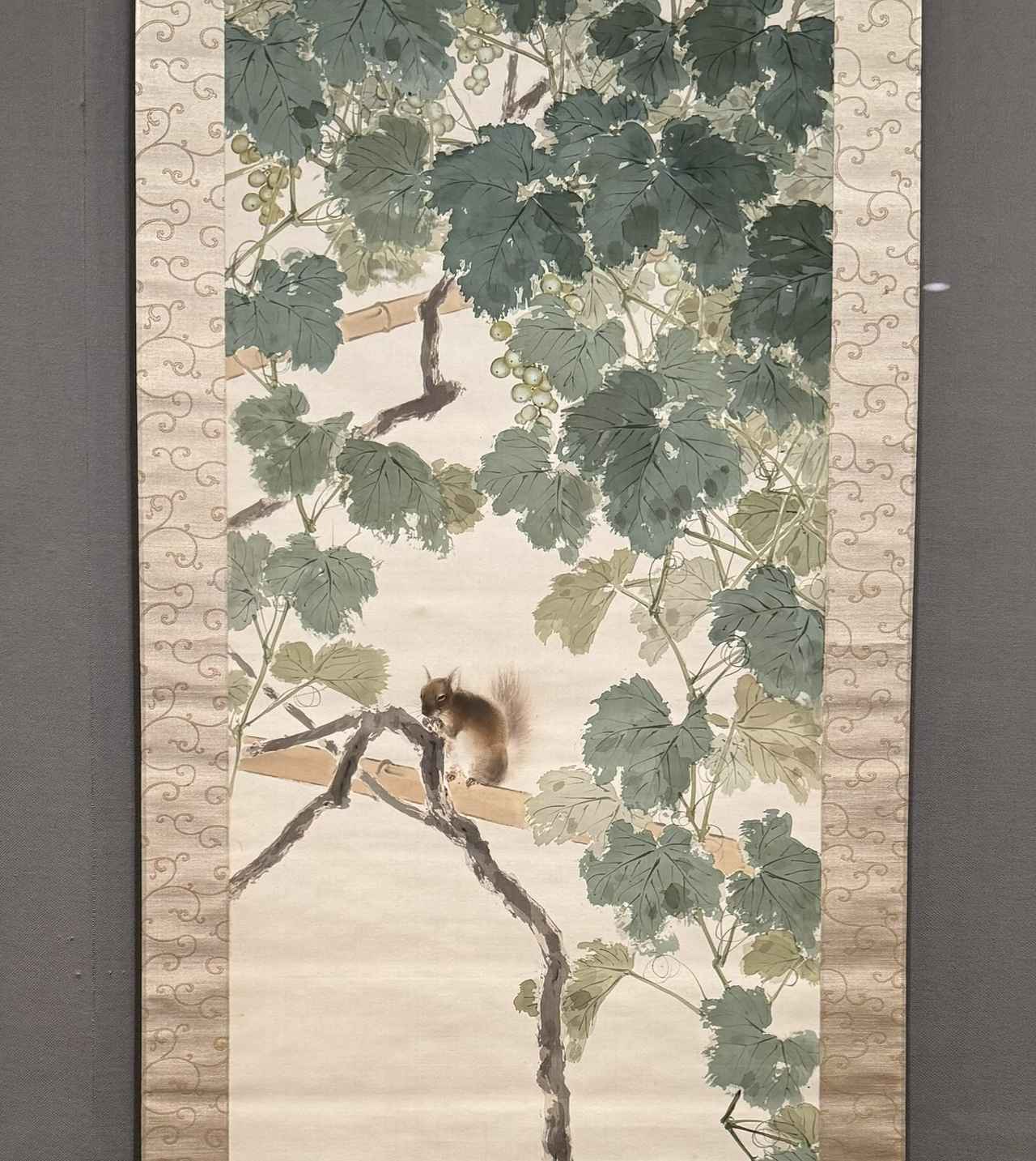 画像: 木島櫻谷《葡萄栗鼠》(部分図)大正時代 泉屋博古館東京 泉屋博古館東京「ライトアップ木島櫻谷Ⅲ― おうこくの色をさがしに」内覧会にて撮影 photo by © cinefil