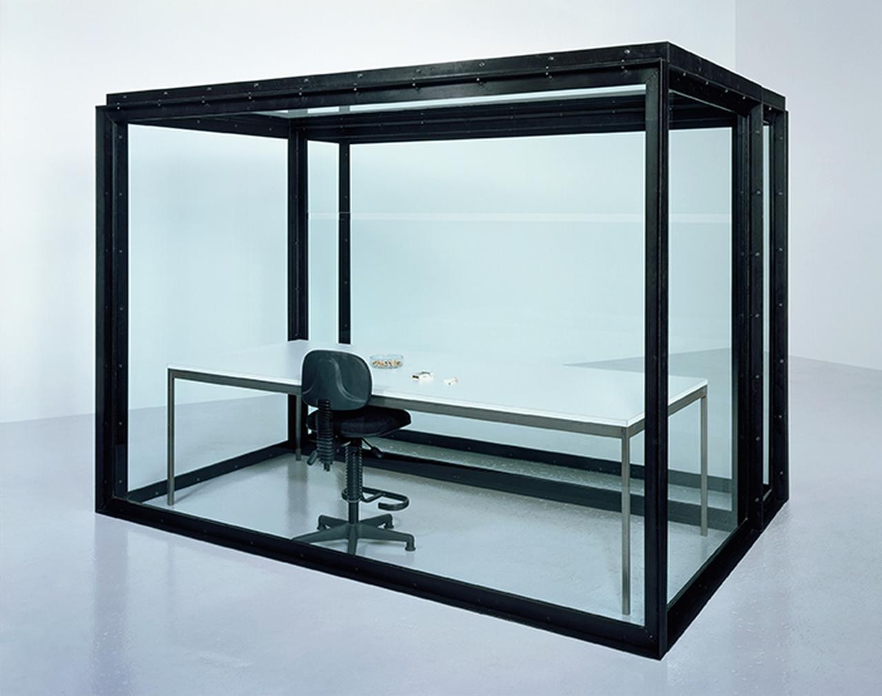 画像: ダミアン・ハースト《後天的な回避不能》1991年 テート美術館蔵 Photographed by Prudence Cuming Associates© Damien Hirst and Science Ltd. All rights reserved, DACS & JASPAR 2026 G4170