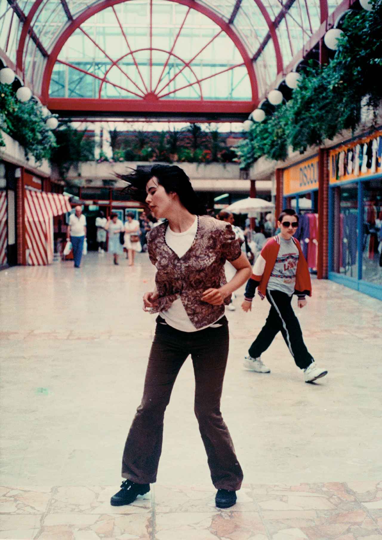 画像: ジリアン・ウェアリング《ダンシング・イン・ペッカム》 1994年 ⓒ Gillian Wearing, courtesy Maureen Paley, London; Regen Projects, Los Angeles and Tanya Bonakdar, New York