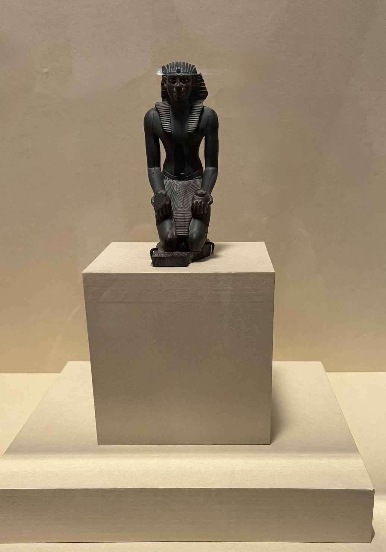 画像: 《ひざまずくペピ１世の小像》前2338～前2298年頃 ブルックリン博物館蔵 Photo: Brooklyn Museum 「ブルックリン博物館所蔵 特別展 古代エジプト」あべのハルカス美術館内覧会にて撮影 photo by © cinefil