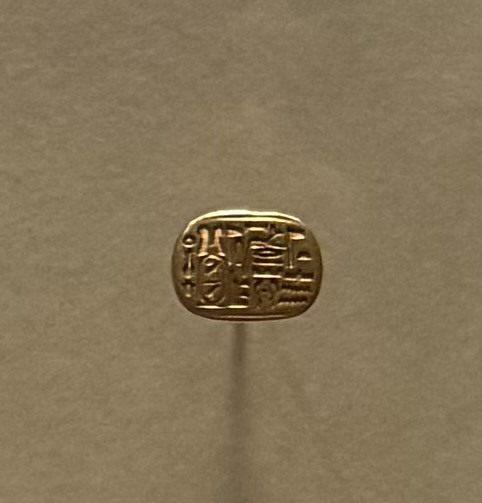 画像: 《クフ王の名前が彫られた指輪》前664～前404年 ブルックリン博物館蔵 Photo: Brooklyn Museum 「ブルックリン博物館所蔵 特別展 古代エジプト」あべのハルカス美術館内覧会にて撮影photo by © cinefil