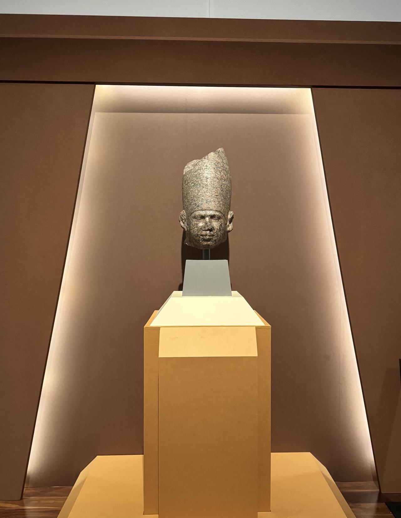 画像: 《王の頭部》前2650～前2600年頃 ブルックリン博物館蔵 Photo: Brooklyn Museum 「ブルックリン博物館所蔵 特別展 古代エジプト」あべのハルカス美術館内覧会にて撮影 photo by © cinefil