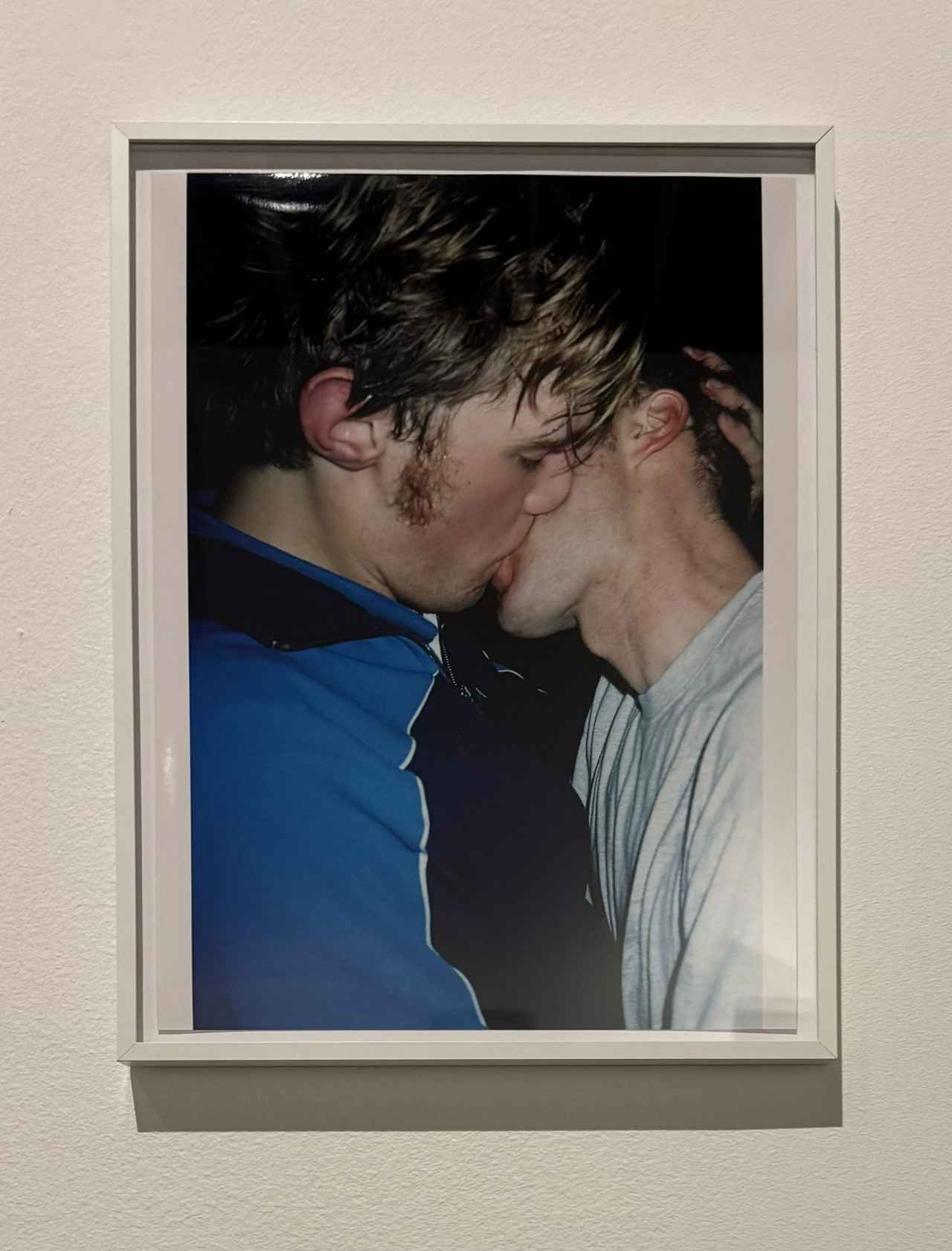 画像: ヴォルフガング・ティルマンス《ザ・コック（キス）》2002年 テート美術館蔵 　　　　　　　　　　　　　　京都市京セラ美術館「テート美術館 ― YBA & BEYOND 世界を変えた90s英国アート」内覧会にて撮影　photo by © cinefil