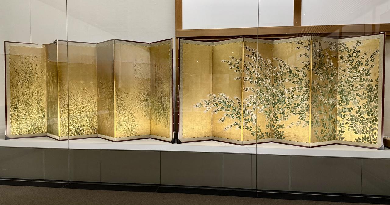 画像: 『萩芒図屏風』長谷川等伯筆 六曲一双 紙本金地著色 桃山時代 16~17世紀 相国寺蔵 通期展示 相国寺承天閣美術館開館四十周年〈Ⅱ〉「後水尾院の京」内覧会にて撮影photo by © cinefil