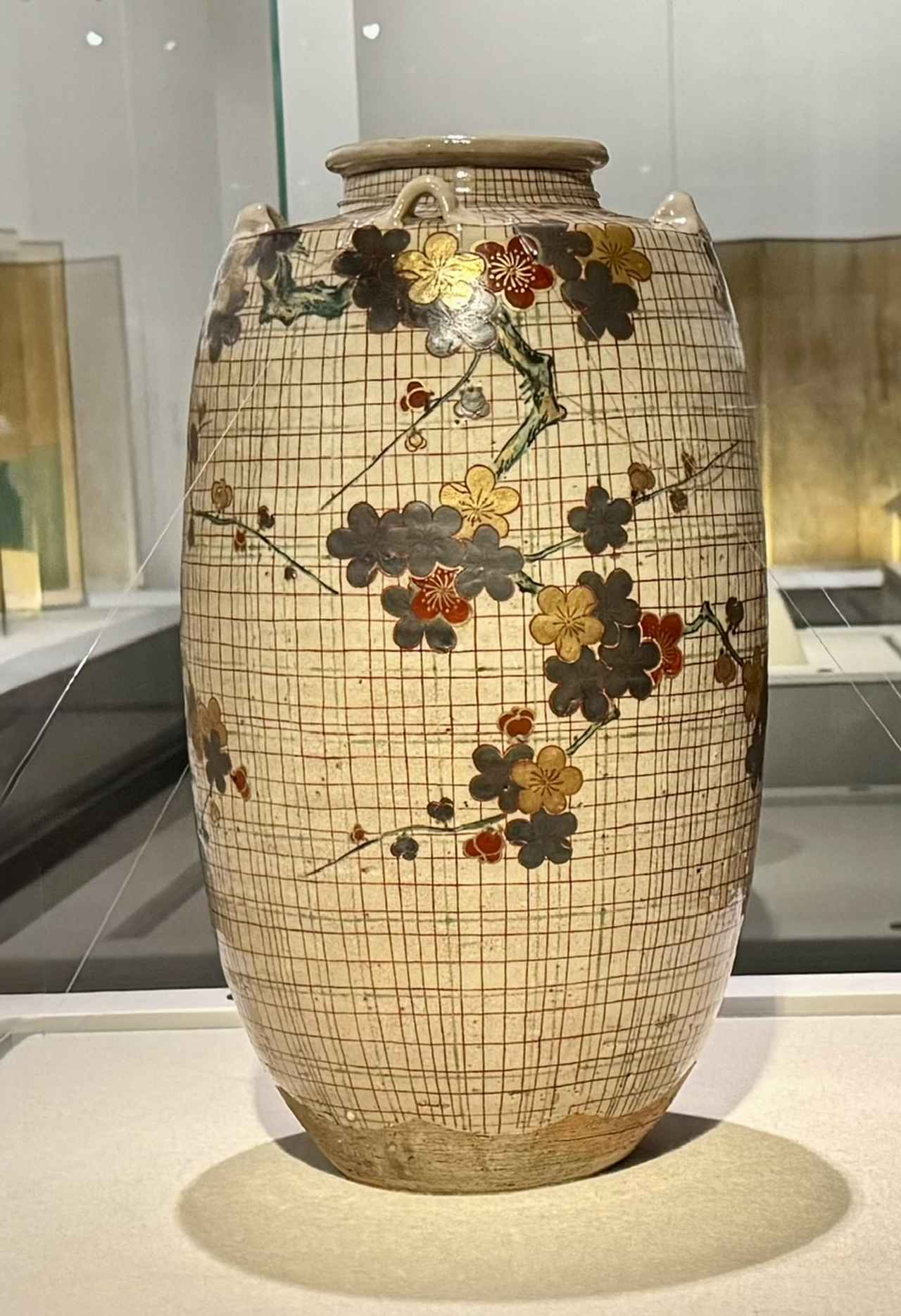 画像: 『梅花紋大壺』 野々村仁清作 一口 陶磁器 江戸時代 17世紀 慈照寺蔵 Ⅰ期展示 相国寺承天閣美術館開館四十周年〈Ⅱ〉「後水尾院の京」内覧会にて撮影 photo by © cinefil
