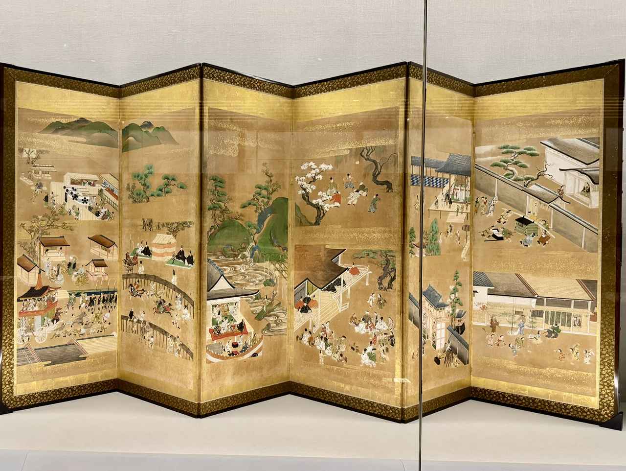 画像: 『月次風俗図押絵貼屏風』(右隻)六曲一双 紙本著色 江戸時代 十七世紀 相国寺蔵 (Ⅰ期展示 右隻、Ⅱ期展示 左隻)相国寺承天閣美術館開館四十周年〈Ⅱ〉「後水尾院の京」内覧会にて撮影photo by © cinefil