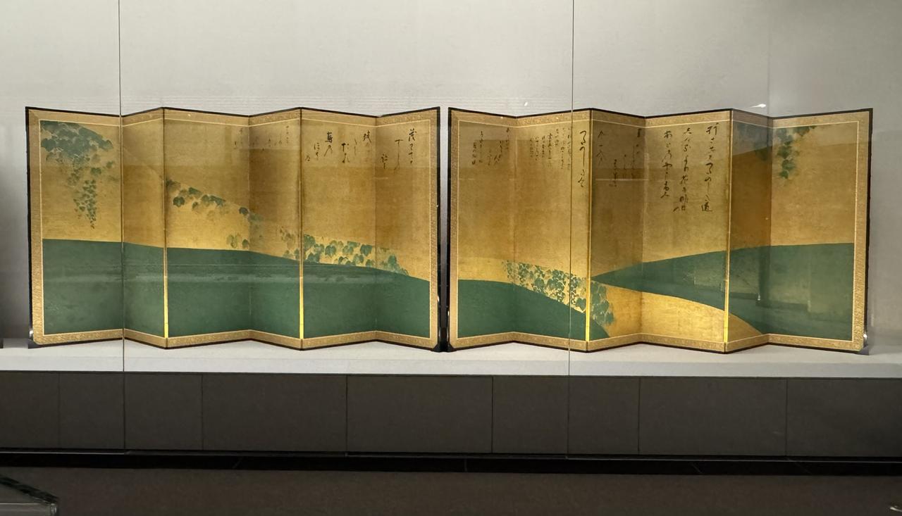 画像: 重要文化財『蔦の細道図屏風』 俵屋宗達筆 烏丸光広賛 六曲一双 紙本金地著色 江戸時代 相国寺蔵 Ⅰ期展示 相国寺承天閣美術館開館四十周年〈Ⅱ〉「後水尾院の京」内覧会にて撮影photo by © cinefil