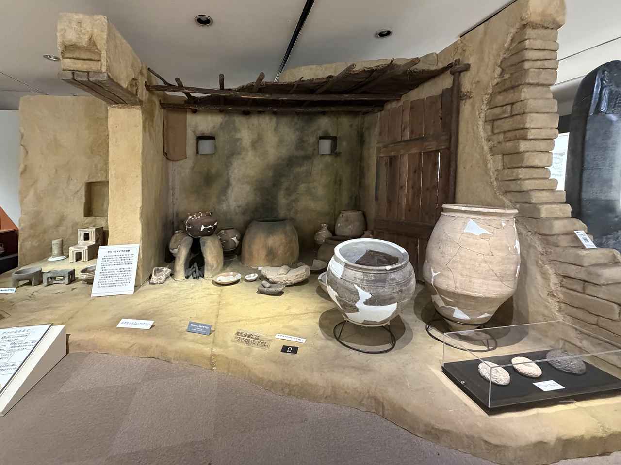 画像: 展示風景:テル・ルメイラの住居復元模型 photo©️moichisaito