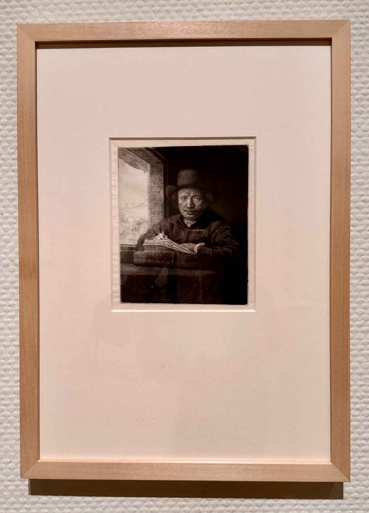 画像: レンブラント・ハルメンスゾーン・ファン・レイン《窓辺でエッチングを制作する自画像》 1648年　エッチング、ドライポイント、ビュラン／中国紙　レンブラント・ハウス美術館 国立西洋美術館「版画家レンブラント　挑戦、継承、インパクト」内覧会にて撮影photo by © cinefil